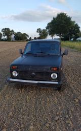 Lada Niva 1.7i  - schwarze Lada Niva