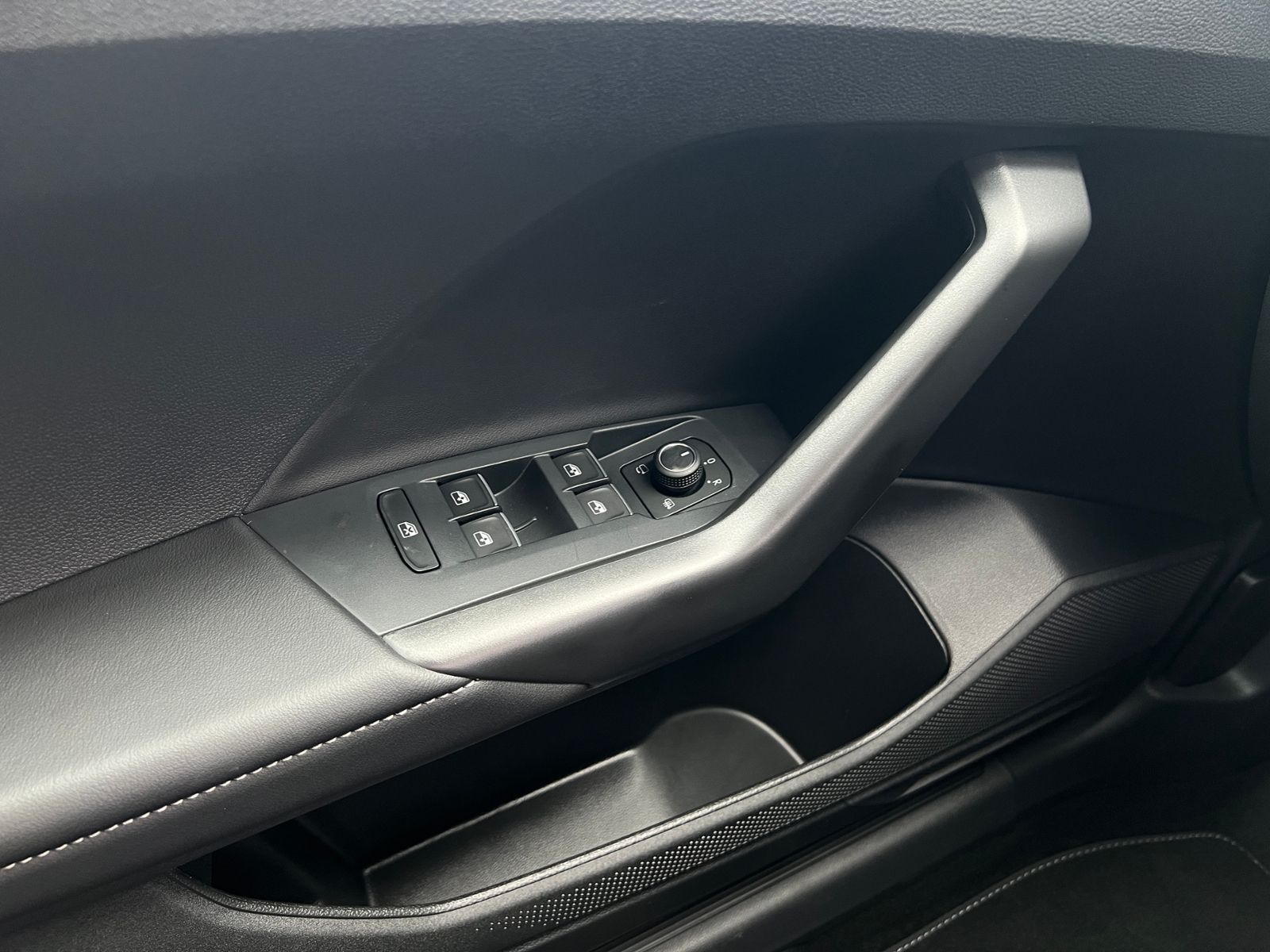 Fahrzeugabbildung Volkswagen T-Cross R-Line 1.5 TSI DSG *AHK, IQ.LIGHT, ACC,