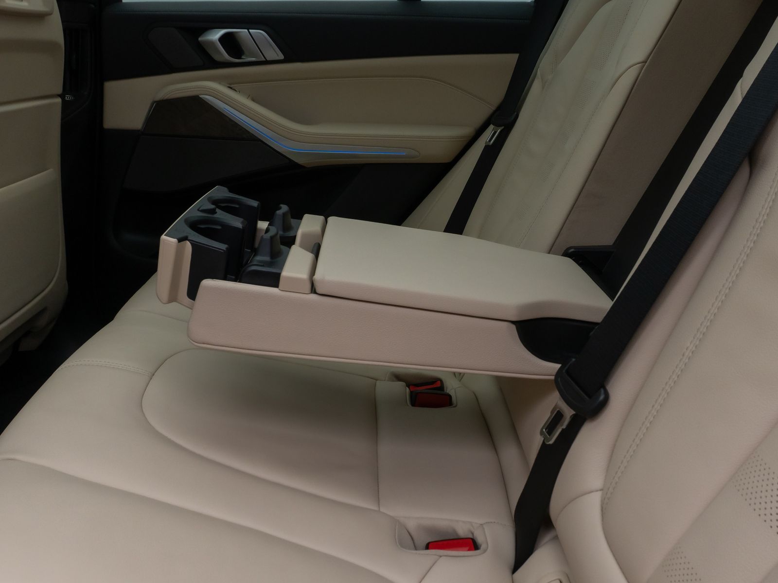 Fahrzeugabbildung BMW X5 xD45e XLine Panorama DAB H/K SoftCL AHK Sport