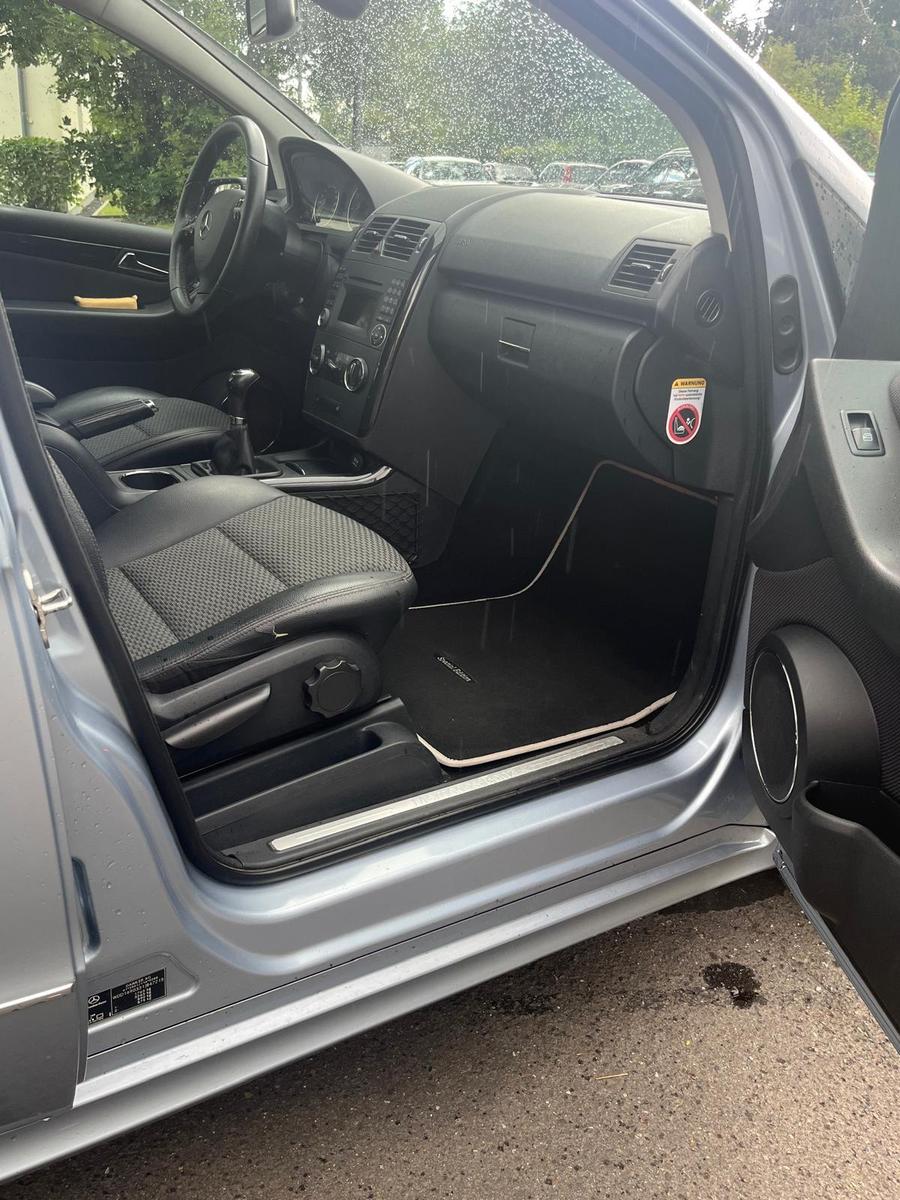 Mercedes-Benz A200 2010 — photo 10