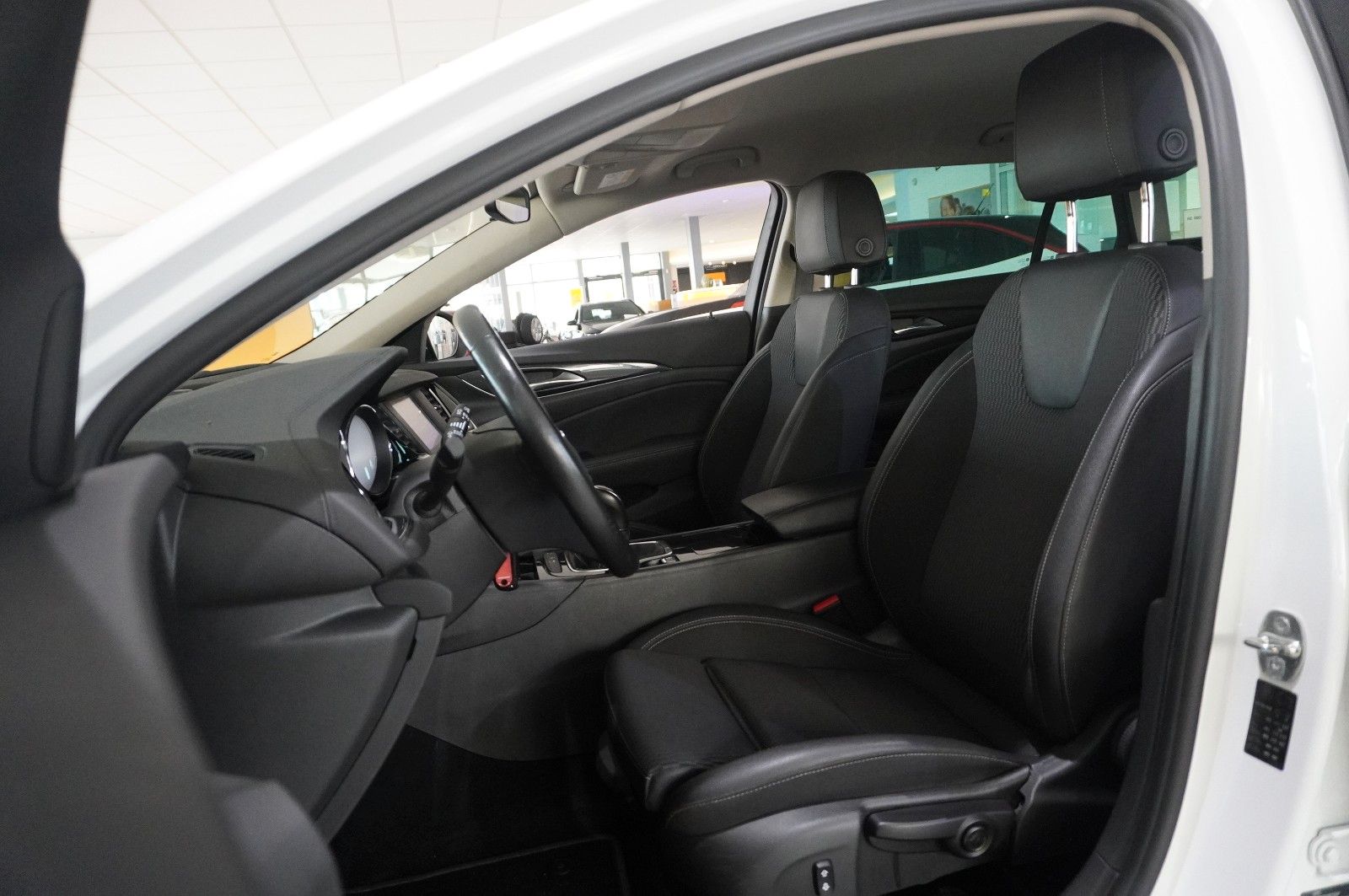 Fahrzeugabbildung Opel Insignia B ST 2.0D DYNAMIC 4X4 NAVI/LED/SHZ/AHK