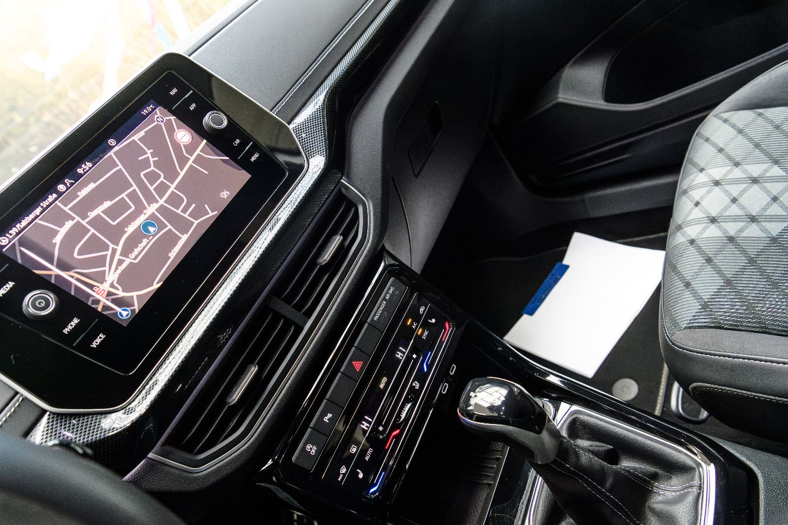 Fahrzeugabbildung Volkswagen T-Cross 1.5 TSI R-Line+LED+IQ+TOTWINKEL+ACC+AHK