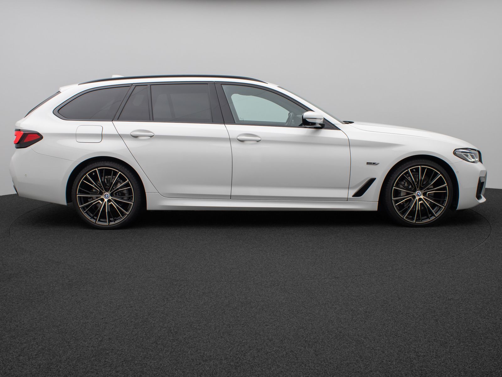 Fahrzeugabbildung BMW 530e M Sport Panorama 360°Laser HUD Komfort 20"