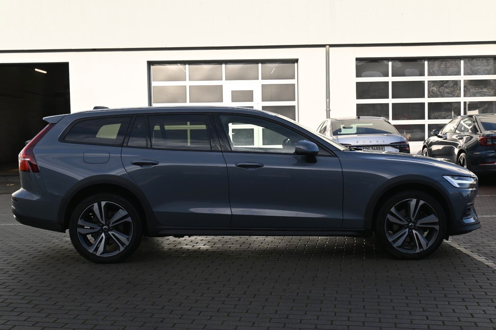 Fahrzeugabbildung Volvo V60 B4 Diesel CC Plus AWD*360°*PANO*H&K*