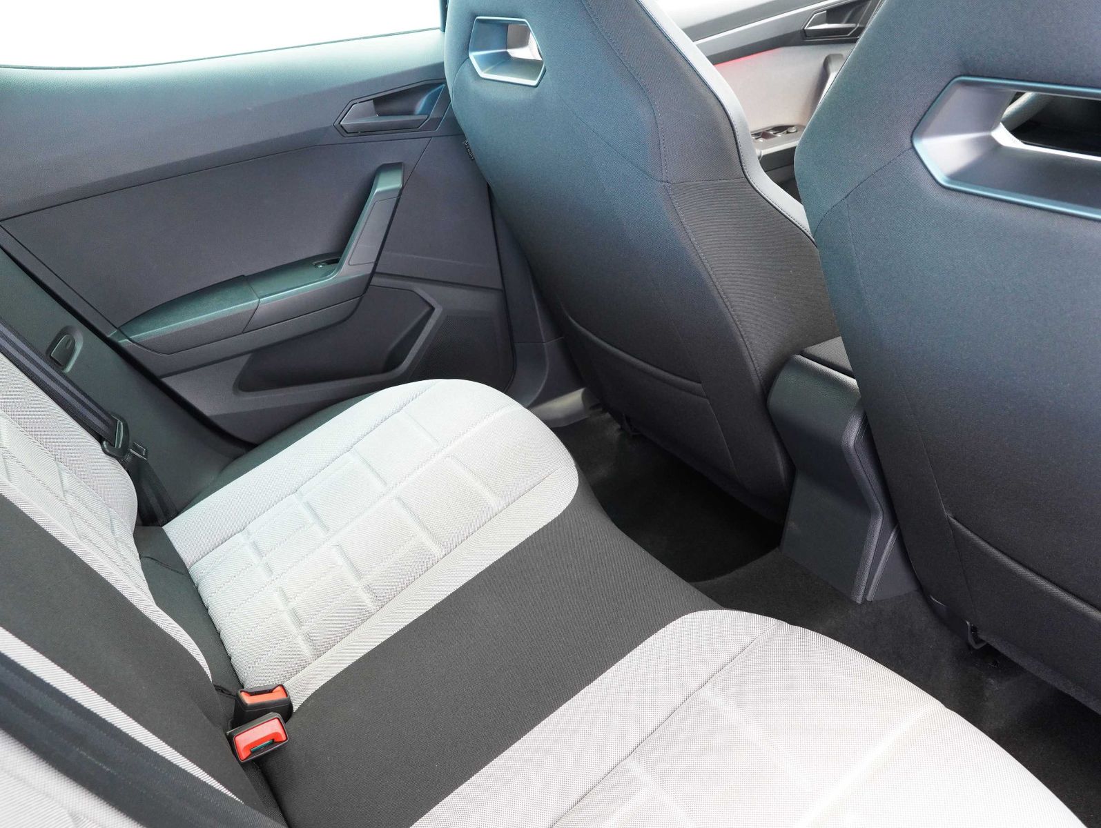 Fahrzeugabbildung SEAT Arona 1.5 TSI 110 kW FR Black Edition