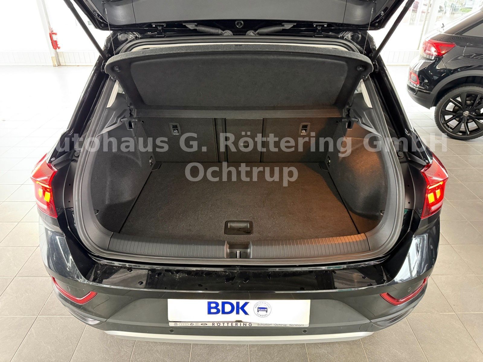 Fahrzeugabbildung Volkswagen T-Roc Move 1.5 TSI DSG LED+NAV+PDC+APP+SHZ+KAM