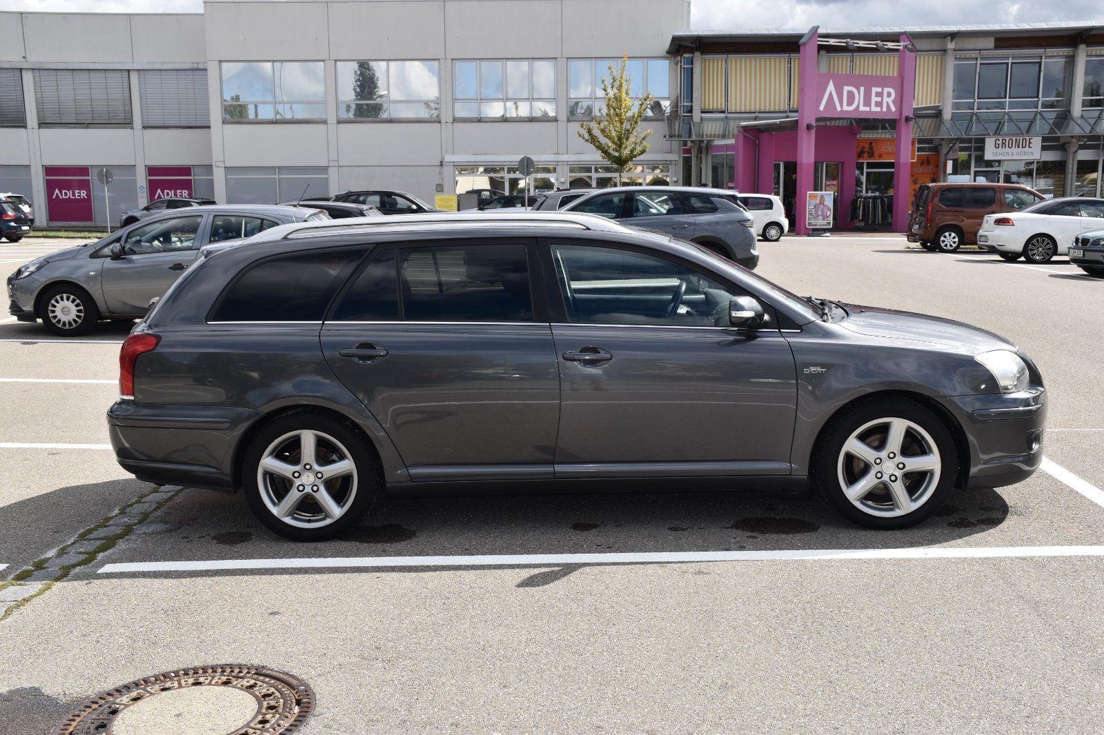 Toyota Avensis 2006 — rear view