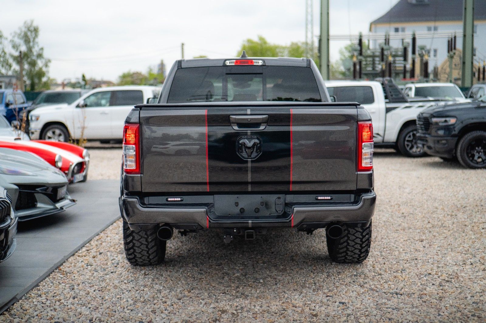 Fahrzeugabbildung Dodge RAM 5.7 V8 HEMI 4x4 OFFROAD Night-Paket *LED*19%