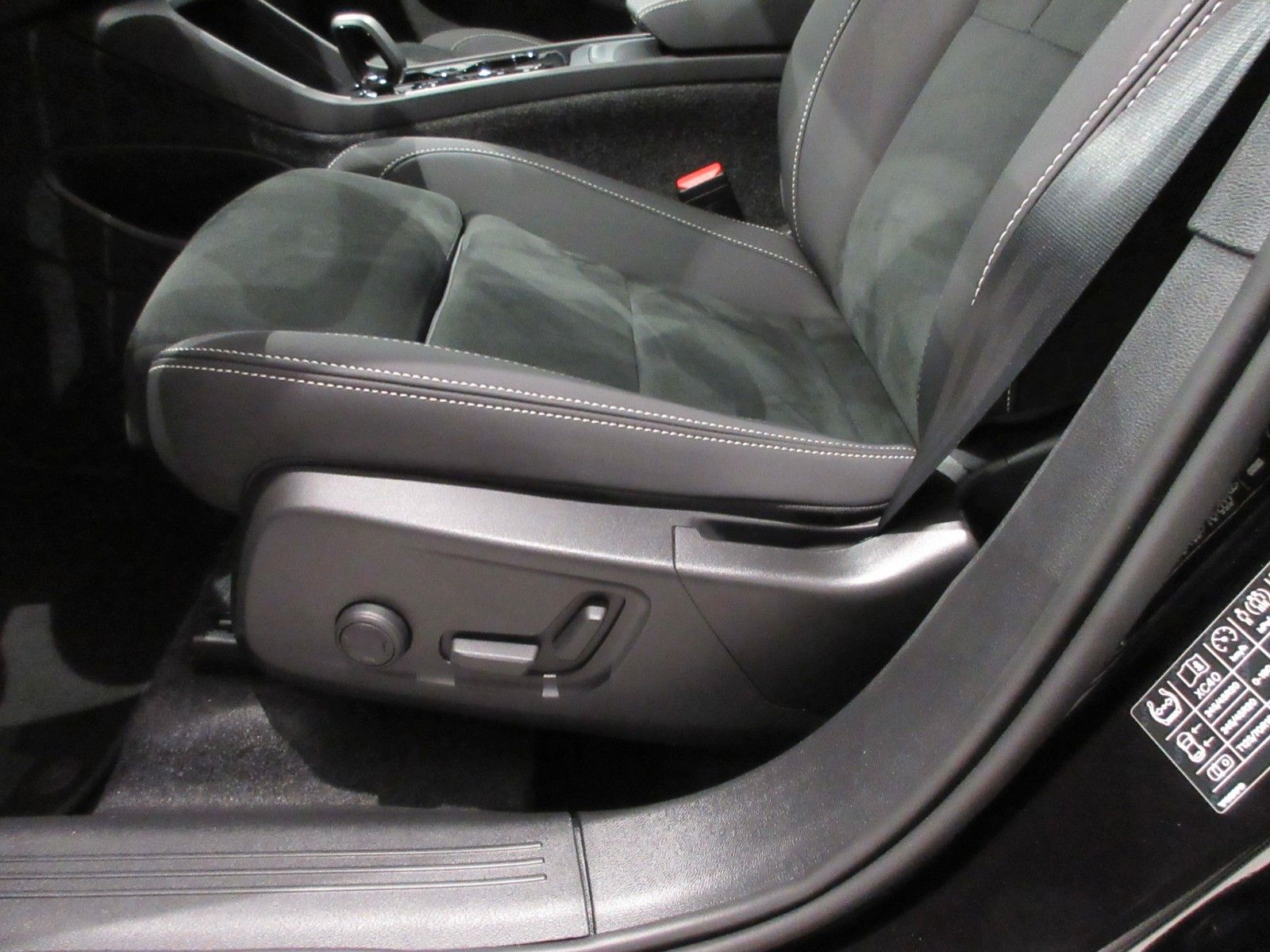 Fahrzeugabbildung Volvo XC 40 B3 Ultra Black Edition | 360° | NS | Navi