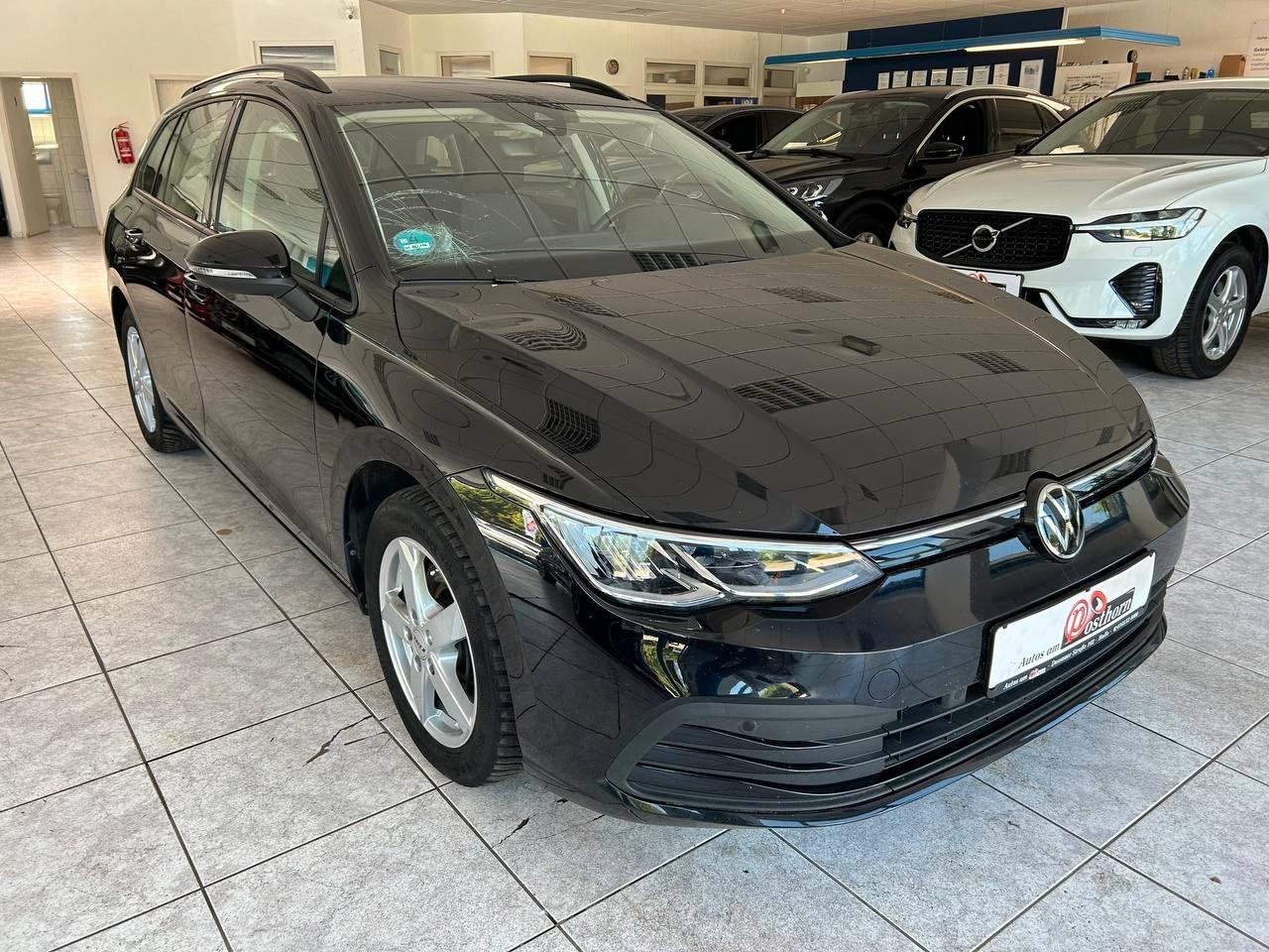 Volkswagen Golf VIII Kombi Automatik Life AHK LED Navi PDC