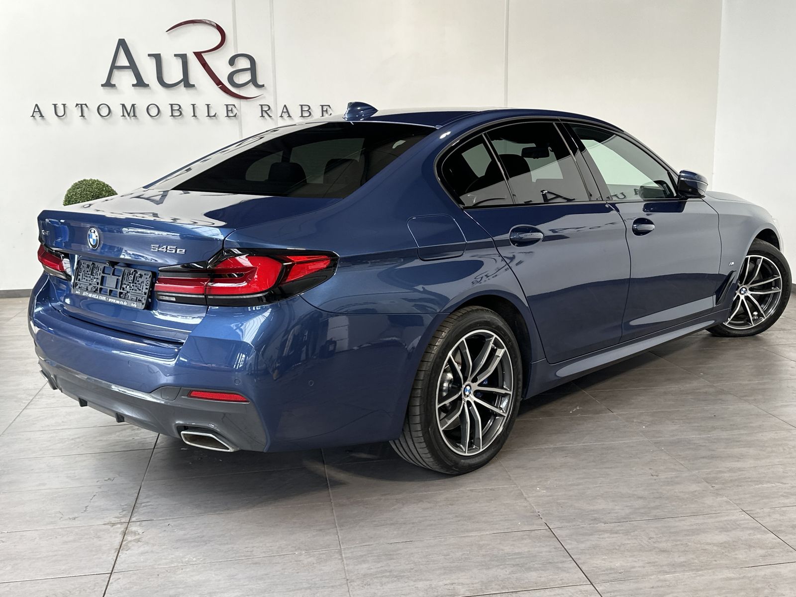 Fahrzeugabbildung BMW 545e xDrive M-Sport NAV+LASER+AHK+GLAS+ACC+HUD