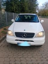 Mercedes-Benz Mercedes ml 320 - Mercedes-Benz ML 320 mit Benzin-Antrieb