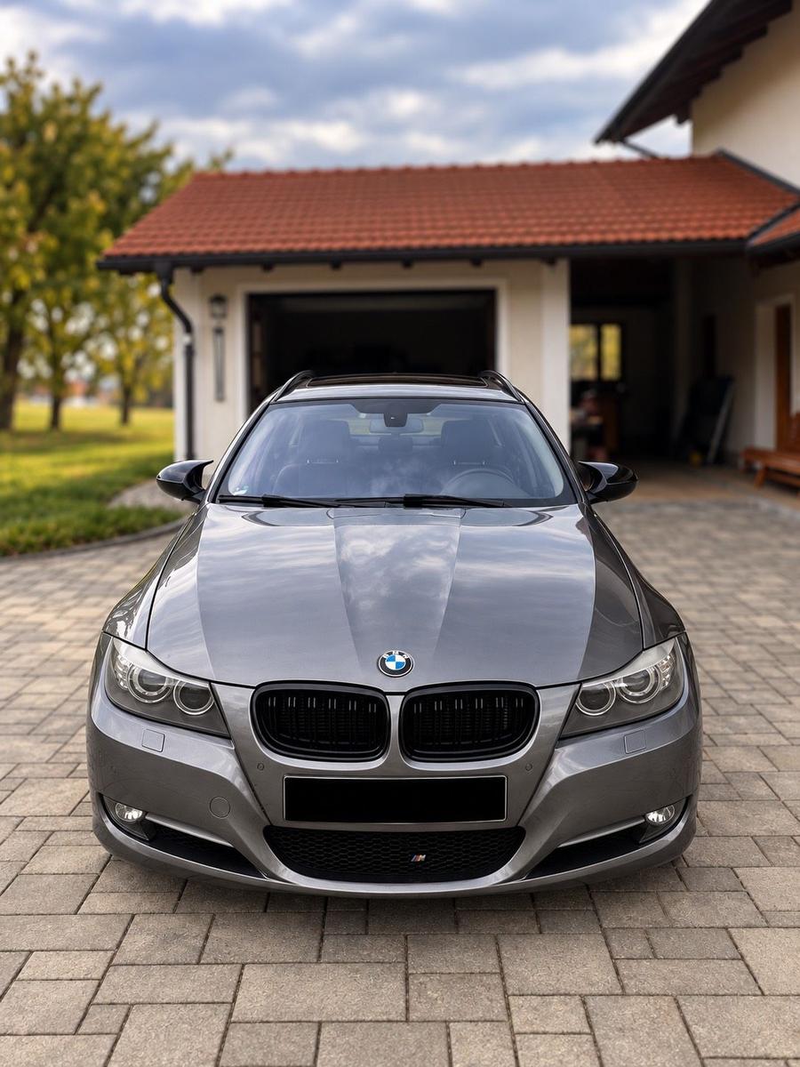 BMW 320 2010 — rear view