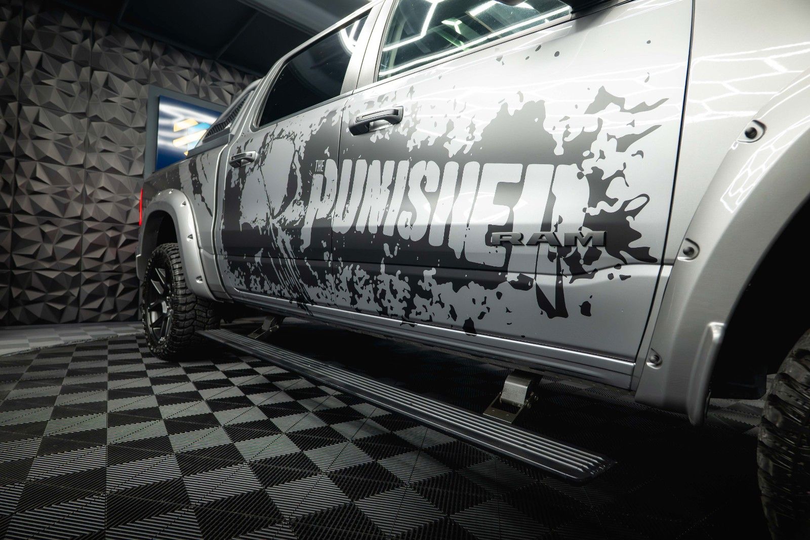 Fahrzeugabbildung Dodge RAM 5.7 V8 HEMI 4x4 LARAMIE PUNISHER *Pano*LED*