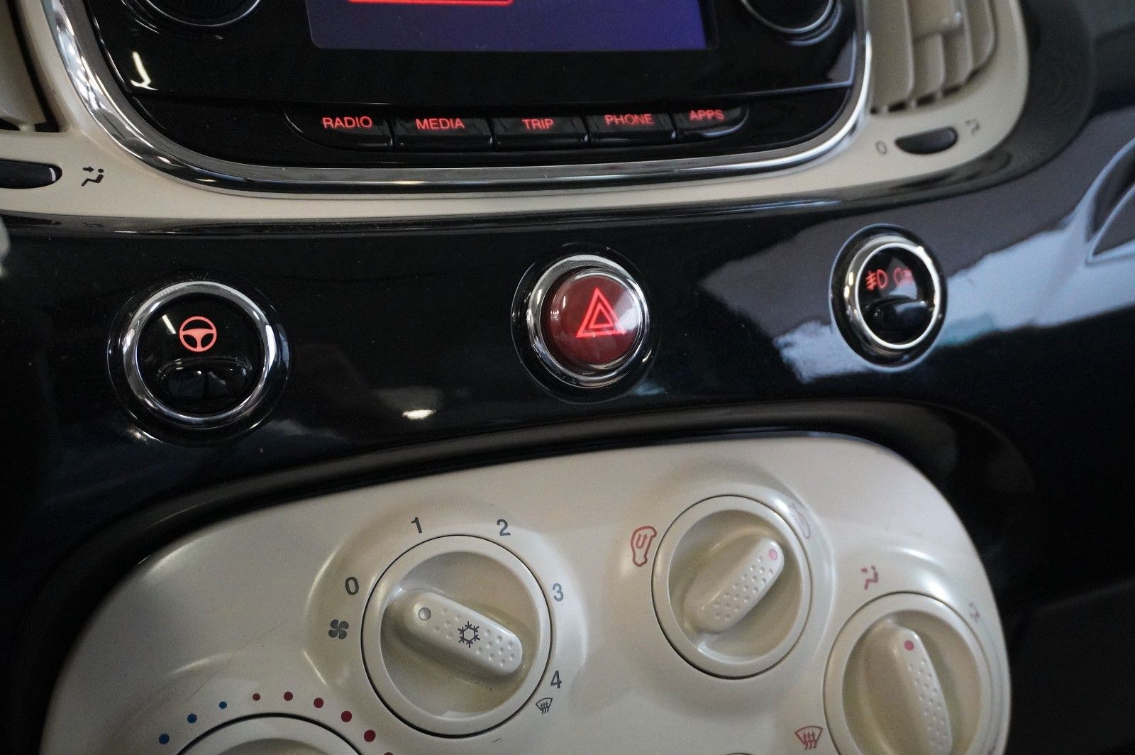 Fahrzeugabbildung Fiat 500 1.2 LOUNGE LED/PANO./USB/NEBEL/TOUCH/PDC