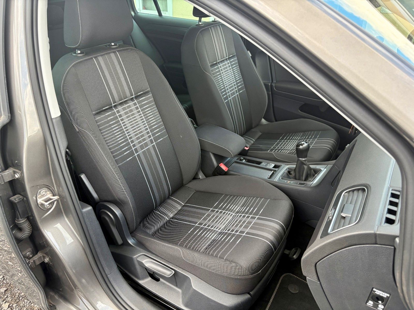 Fahrzeugabbildung Volkswagen Golf VII 1.2 TSI Variant Lounge 1.HAND SCHECKHEF