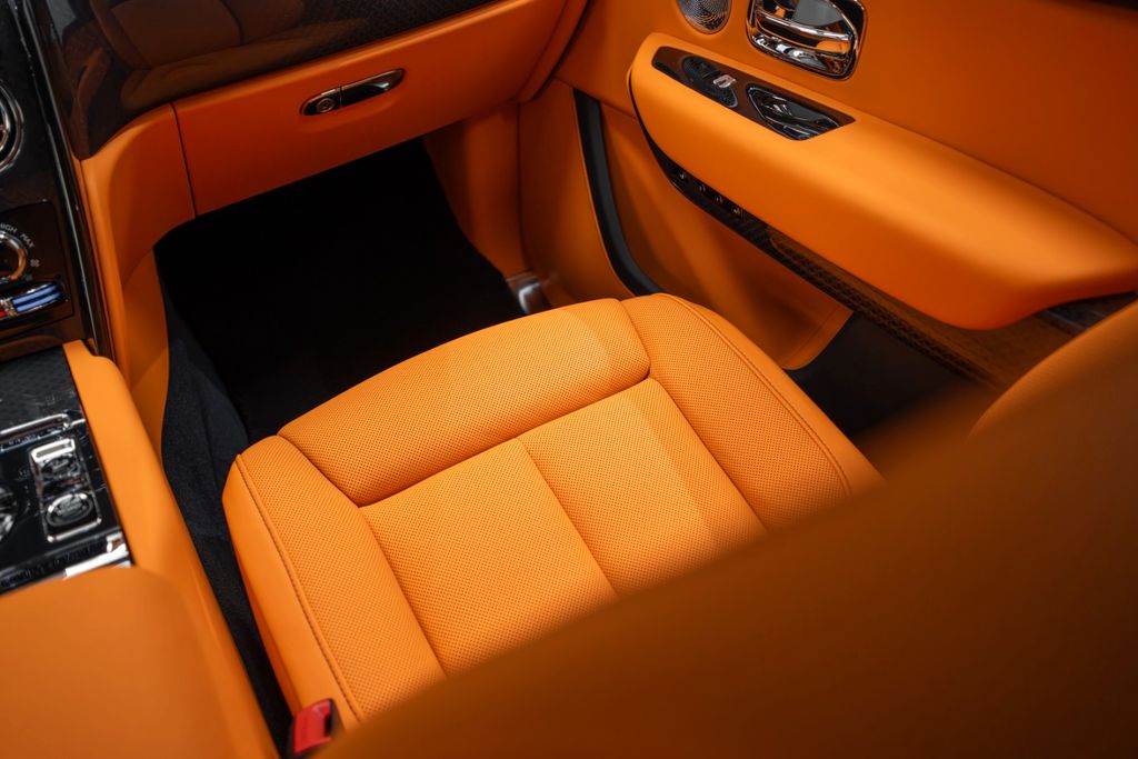 Cullinan BLACK BADGE 2026 BLACK/ORANGE FOOTREST - Bild 32