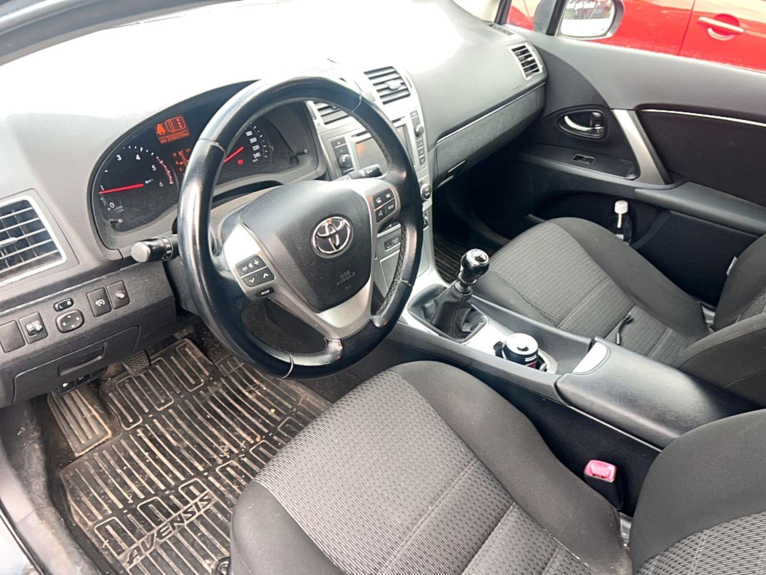 Toyota Avensis 2012 — photo 10