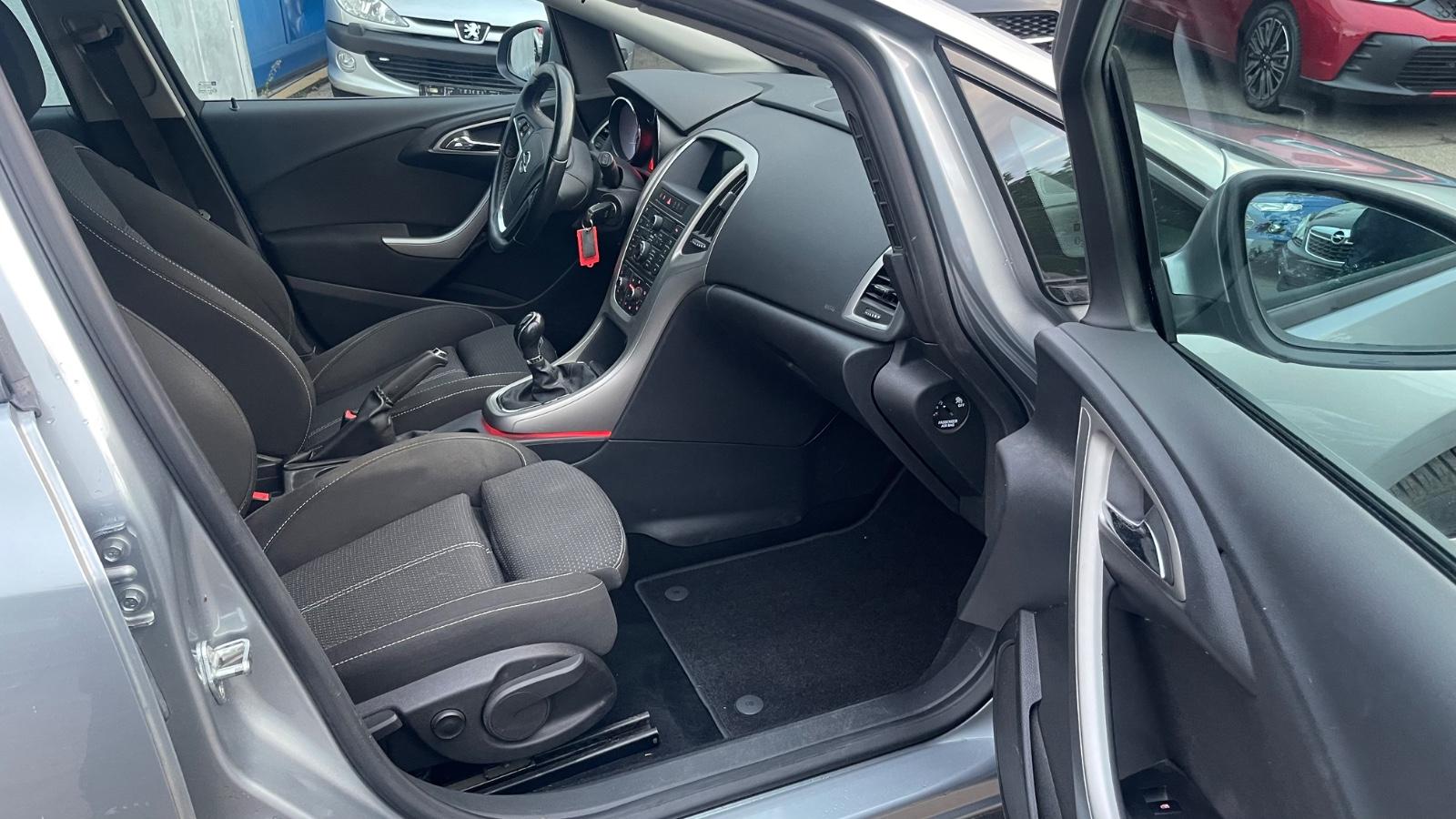 Opel Astra 2011 — photo 11