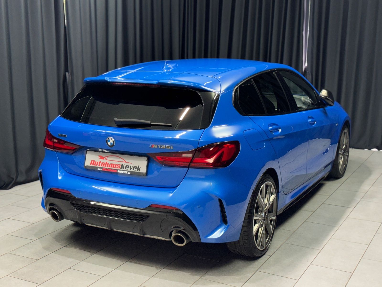 Fahrzeugabbildung BMW M135 i xDrive|H/K|NAVI|ACC|HEAD-UP|SPORTSITZE|