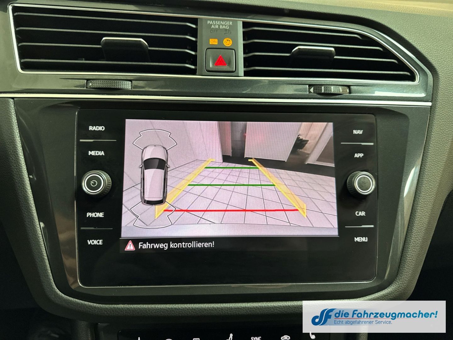 Fahrzeugabbildung Volkswagen Tiguan Life 4Motion StandHZG AHK-klappbar Navi L