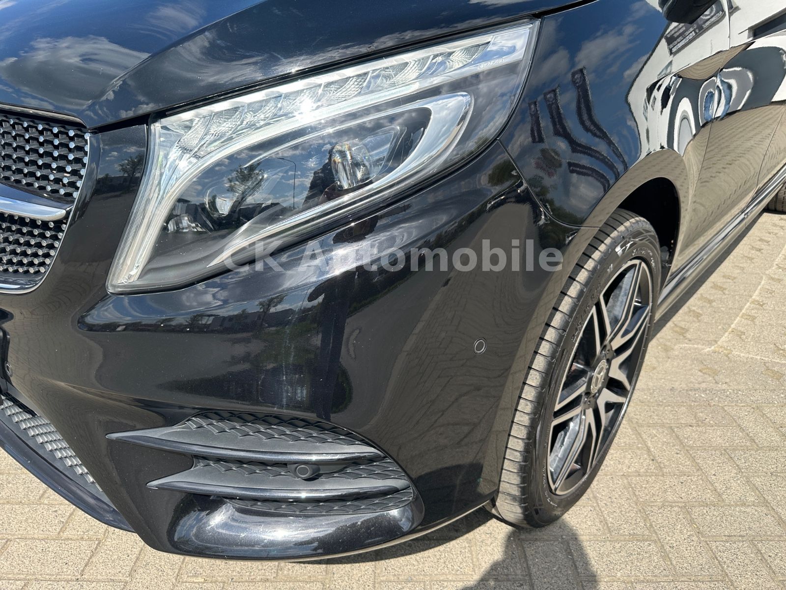 Fahrzeugabbildung Mercedes-Benz V 300d 4 Matic AVANTGARDE AMG-Line/6 Sitze/Pano