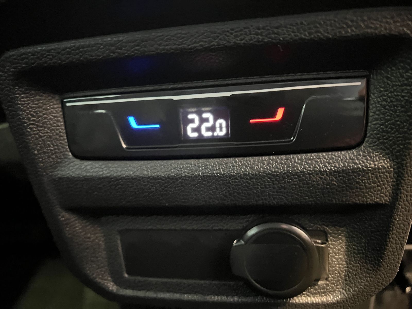 Fahrzeugabbildung Volkswagen Tiguan MOVE 1.5 TSI DSG *AHK, LED, Navi, 18"-LM*
