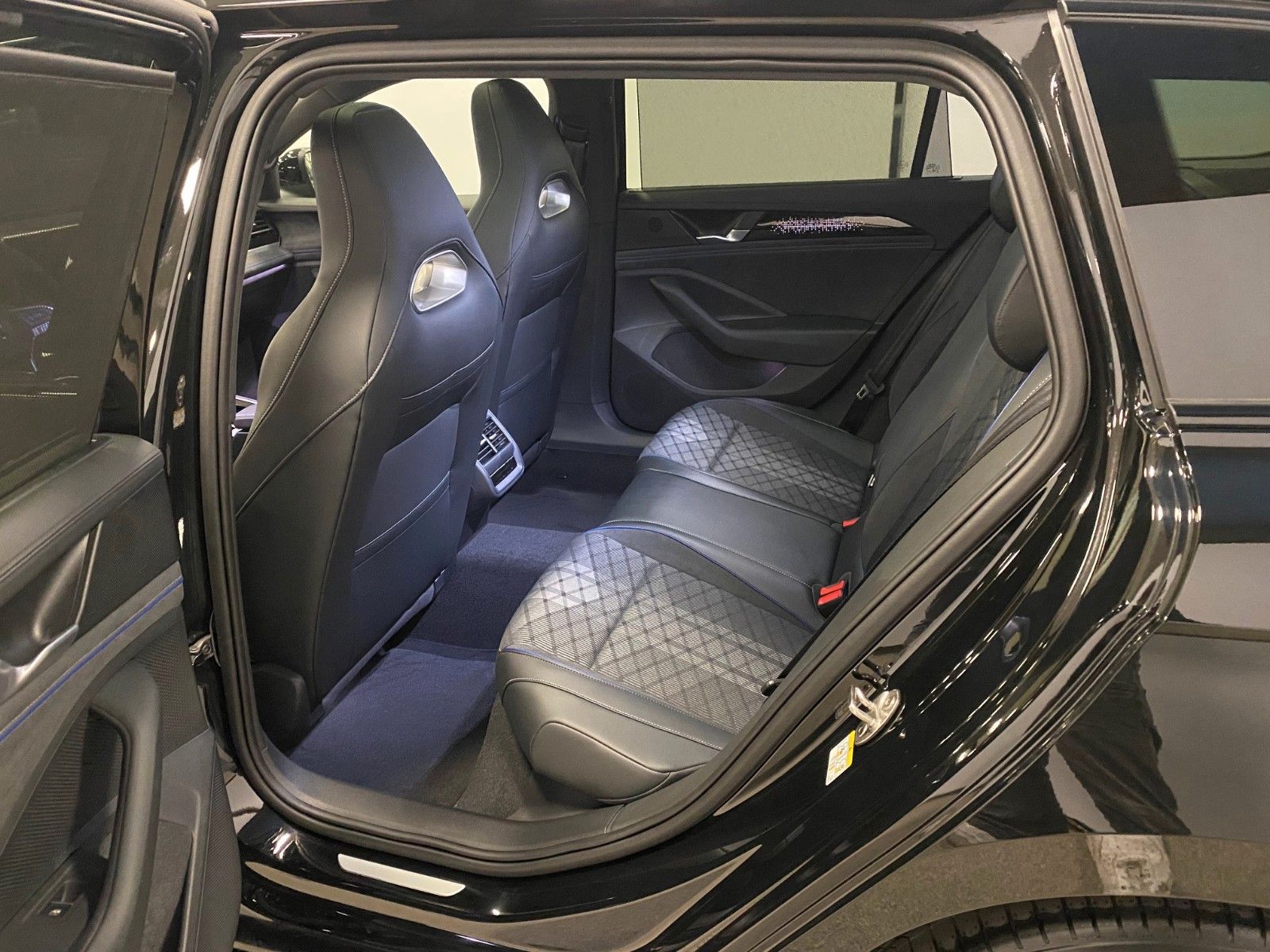 Fahrzeugabbildung Volkswagen Passat Variant 1.5 TSI R-Line+NAVI+MATRIX+AHK+