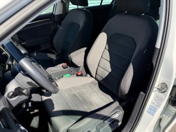 Volkswagen Golf VII Lim. Highline+LED+SHZ+Navi+Digi.Cockp.