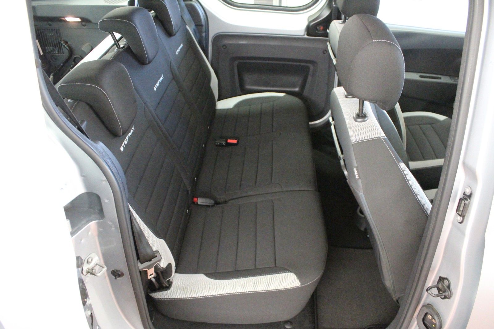 Fahrzeugabbildung Dacia Dokker SCe 100 Stepway *Navi*Klima*Kamera*