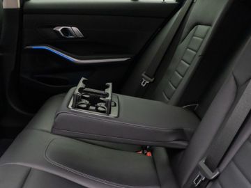 Fahrzeugabbildung BMW 320d Luxury Line Kamera HUD DAB HiFi Komfort LED