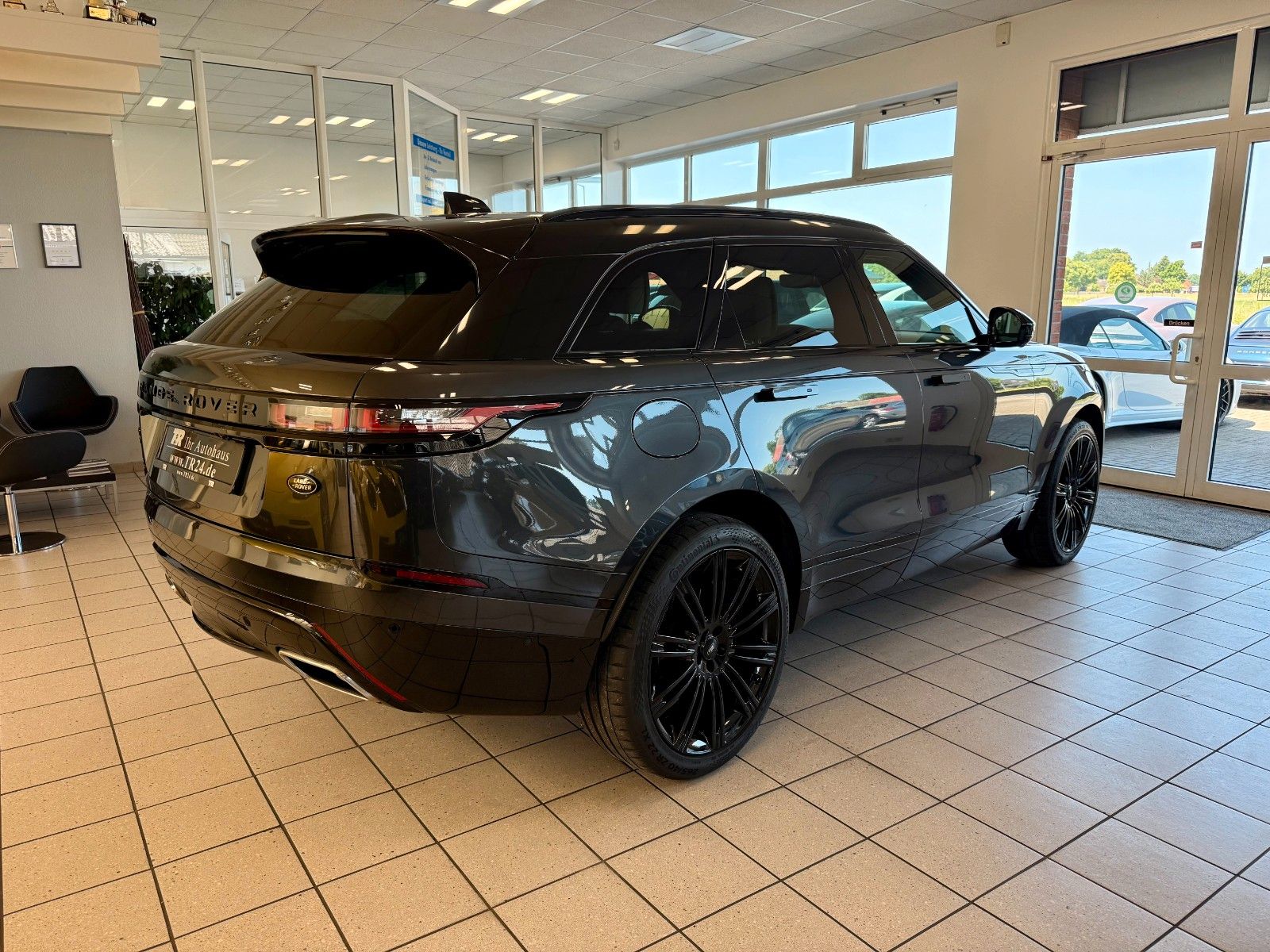Fahrzeugabbildung Land Rover Range Rover Velar R-Dynamic HSE Design Black
