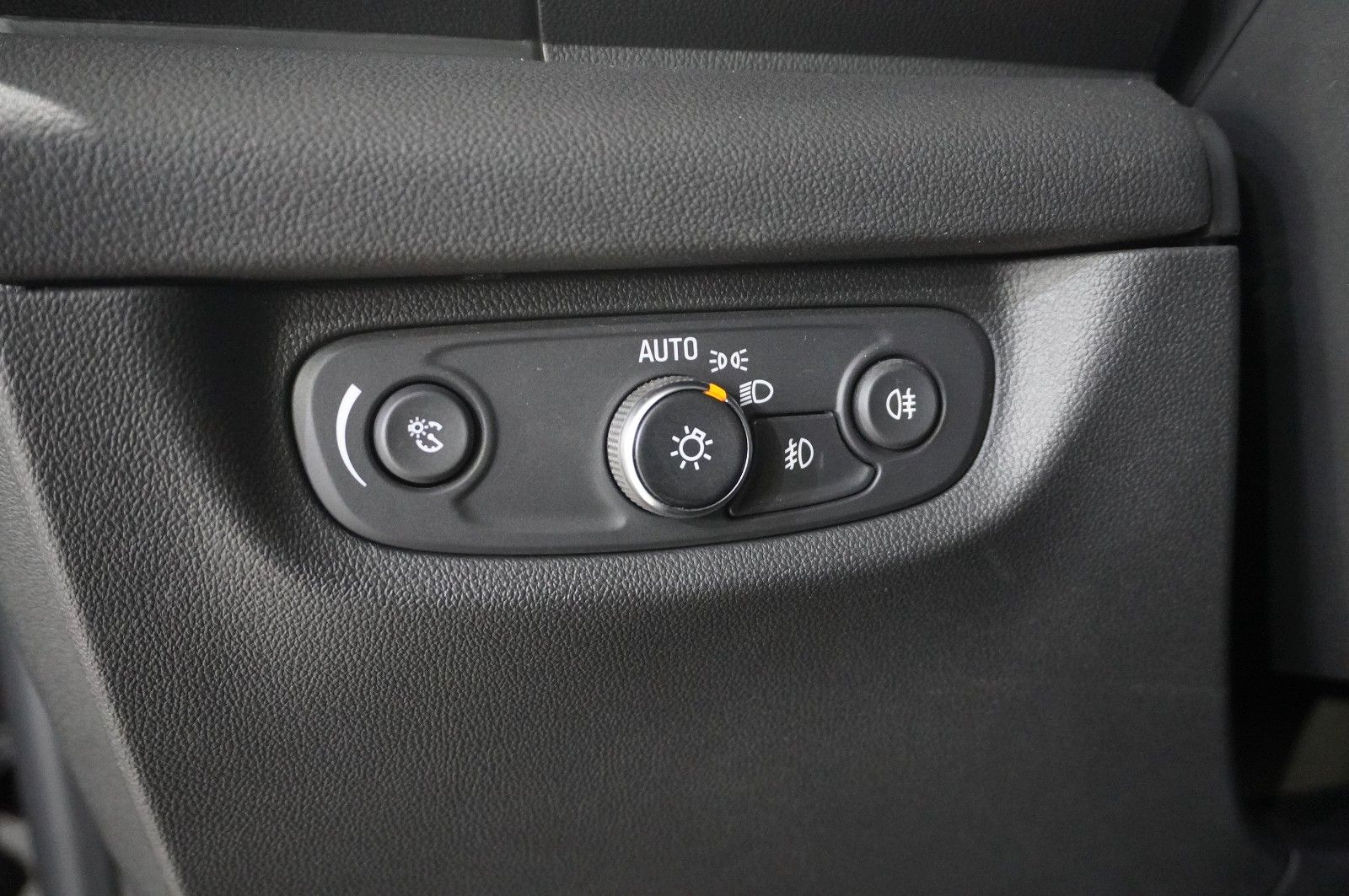 Fahrzeugabbildung Opel Insignia B ST 2.0D ELEGANCE NAVI/LED/KAMERA/DAB+