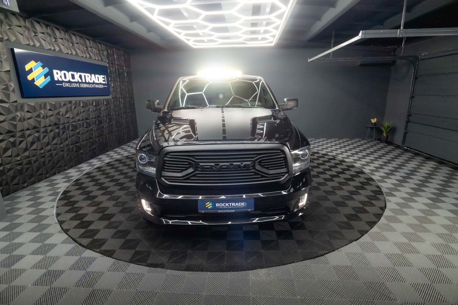 Fahrzeugabbildung Dodge RAM 5.7 V8 HEMI 4x4 OFFROAD Night-Paket *LED*