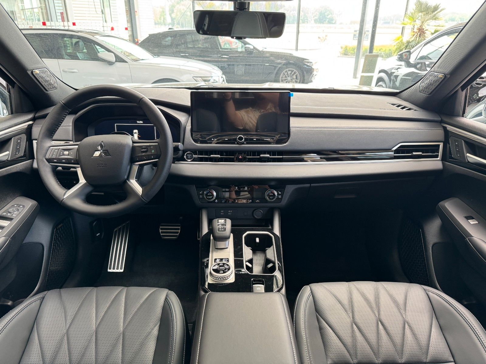 Fahrzeugabbildung Mitsubishi Outlander 2.4PLUG-IN HYBRID 4WD BLACK