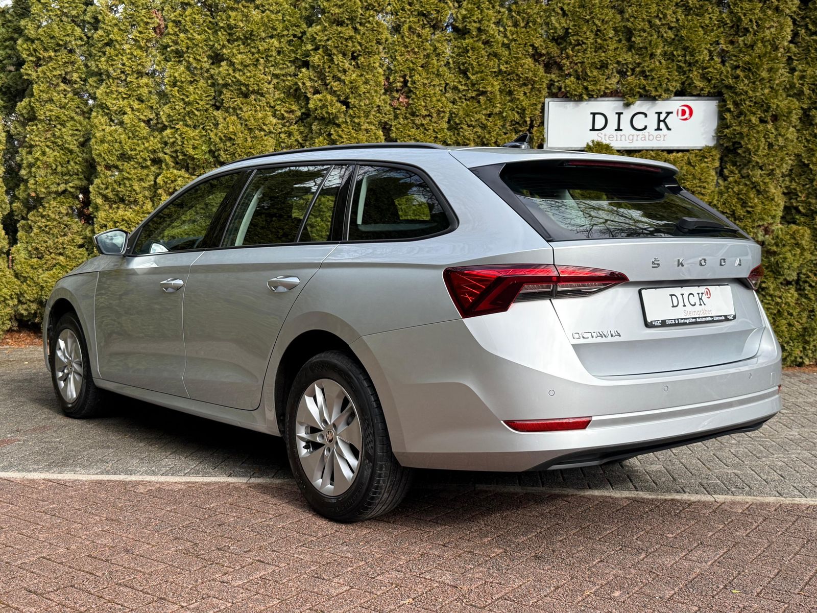 Fahrzeugabbildung SKODA Octavia 2.0 TDI Ambition LED+SHZ+AHK+CARPLAY+DAB