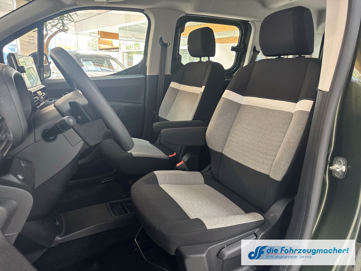 Fahrzeugabbildung Citroën Berlingo Plus Elektro Kombi M LED CarPlay Androi
