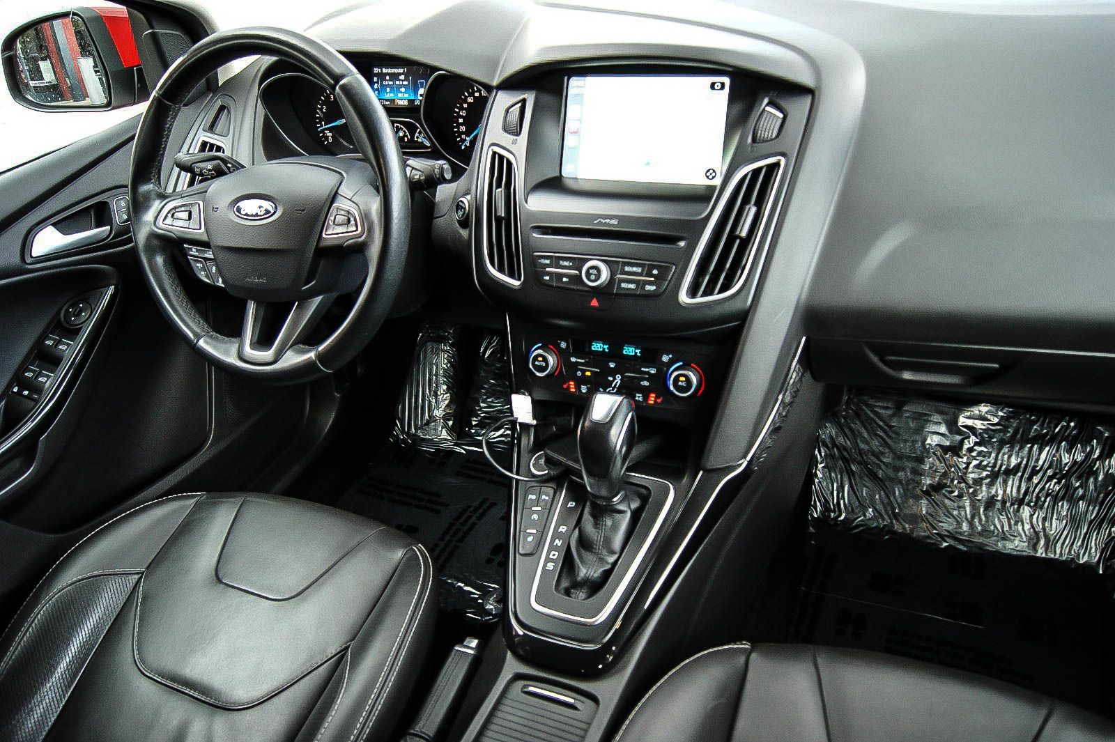 Fahrzeugabbildung Ford Focus Turnier 15 Auto LEDER RACEROT ACC STANDHZG
