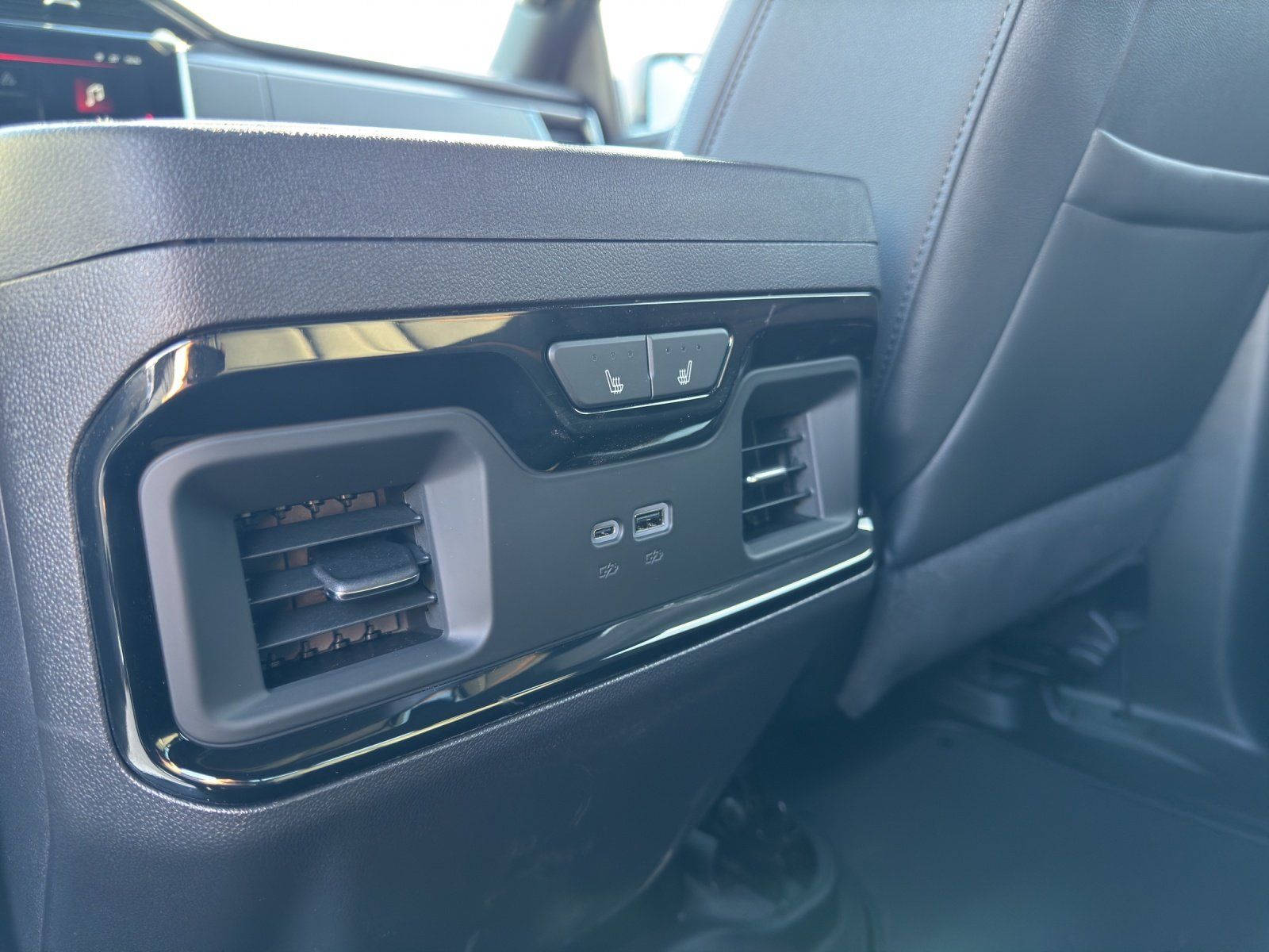 Fahrzeugabbildung GMC Sierra 1500 AT4 Crew Cab Short Bed AHK/LED/SHD/