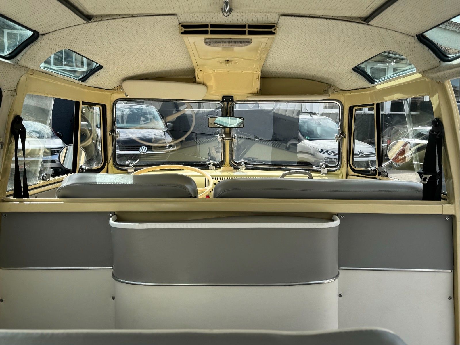 Fahrzeugabbildung Volkswagen T1 Samba 9-Sitzer Faltdach mit Panoramafenstern