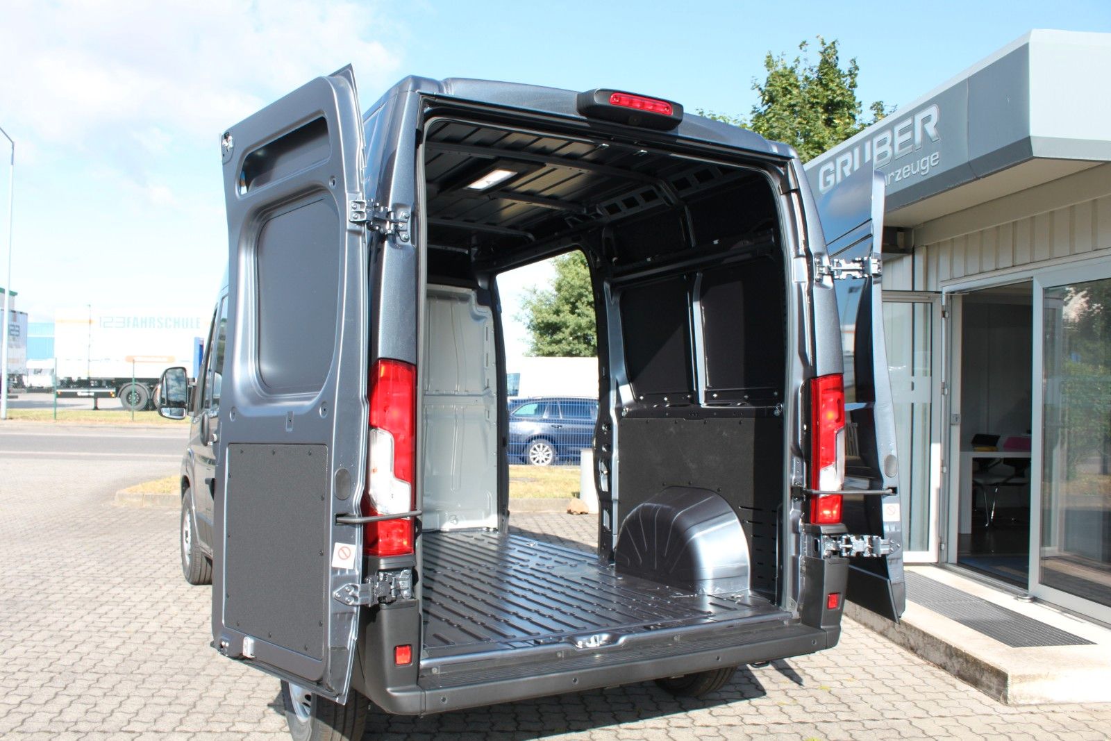 Fahrzeugabbildung Fiat Ducato H2 Kastenwagen 35 L2H2 180 Multijet Flach