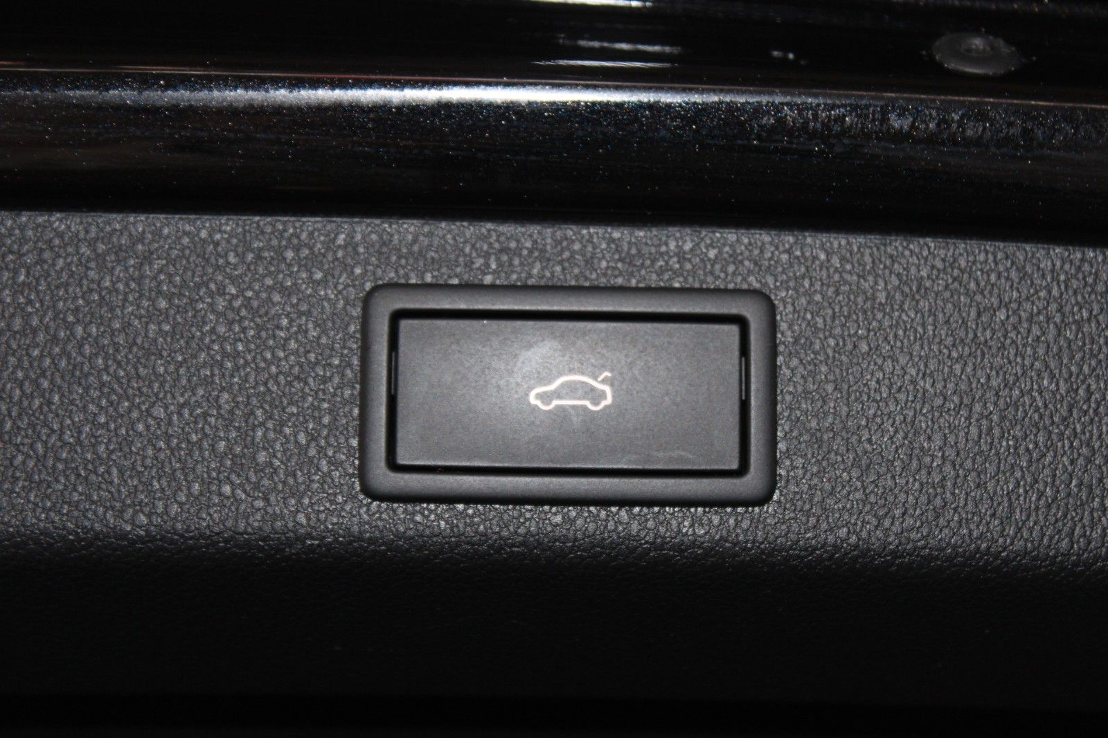 Fahrzeugabbildung SKODA Superb 2.0 TDI DSG STYLE COMBI LED AHK ACC uvm.