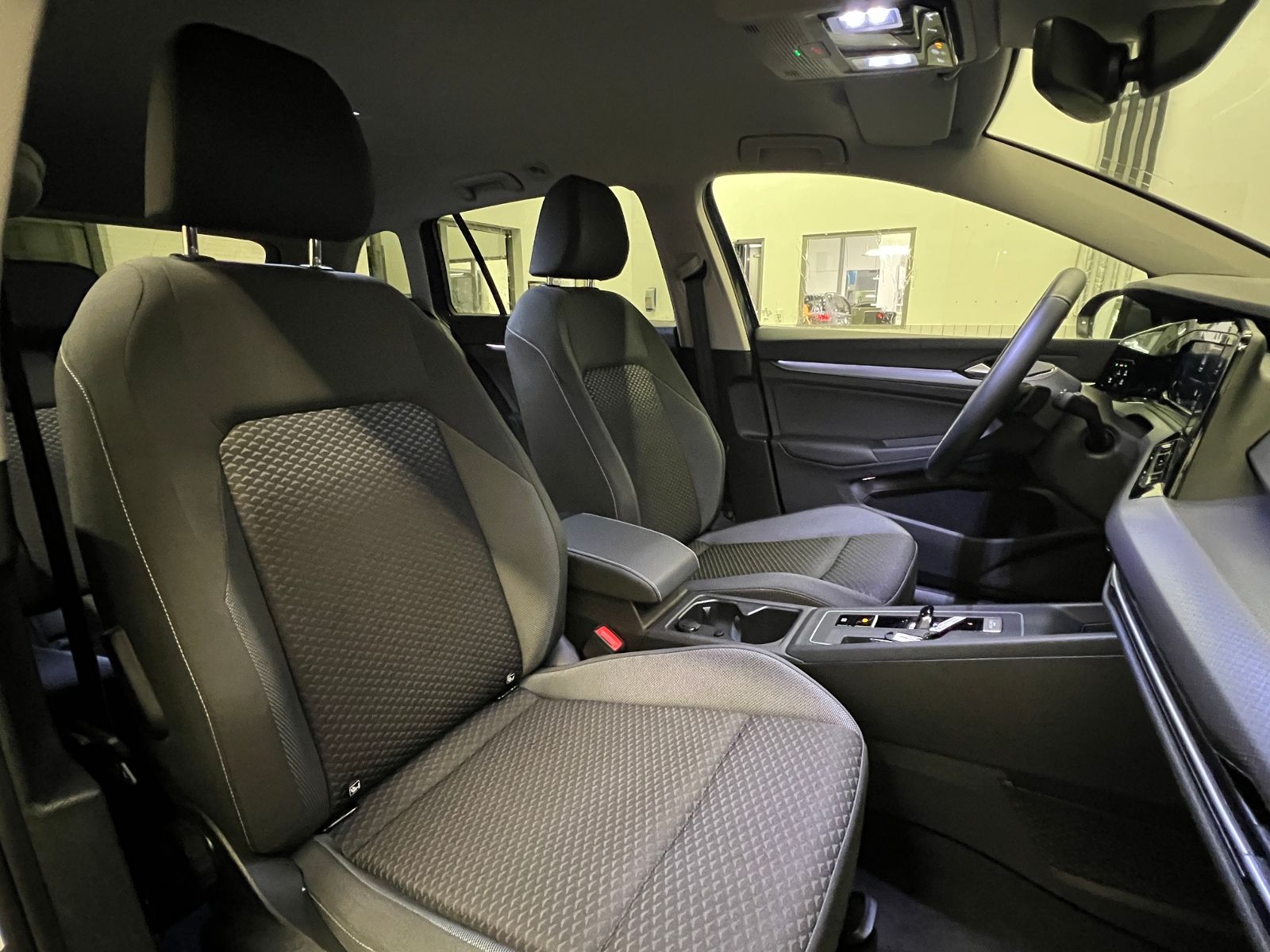 Fahrzeugabbildung Volkswagen Golf VIII Variant ACTIVE 1.5 eTSI DSG *AHK, LED,