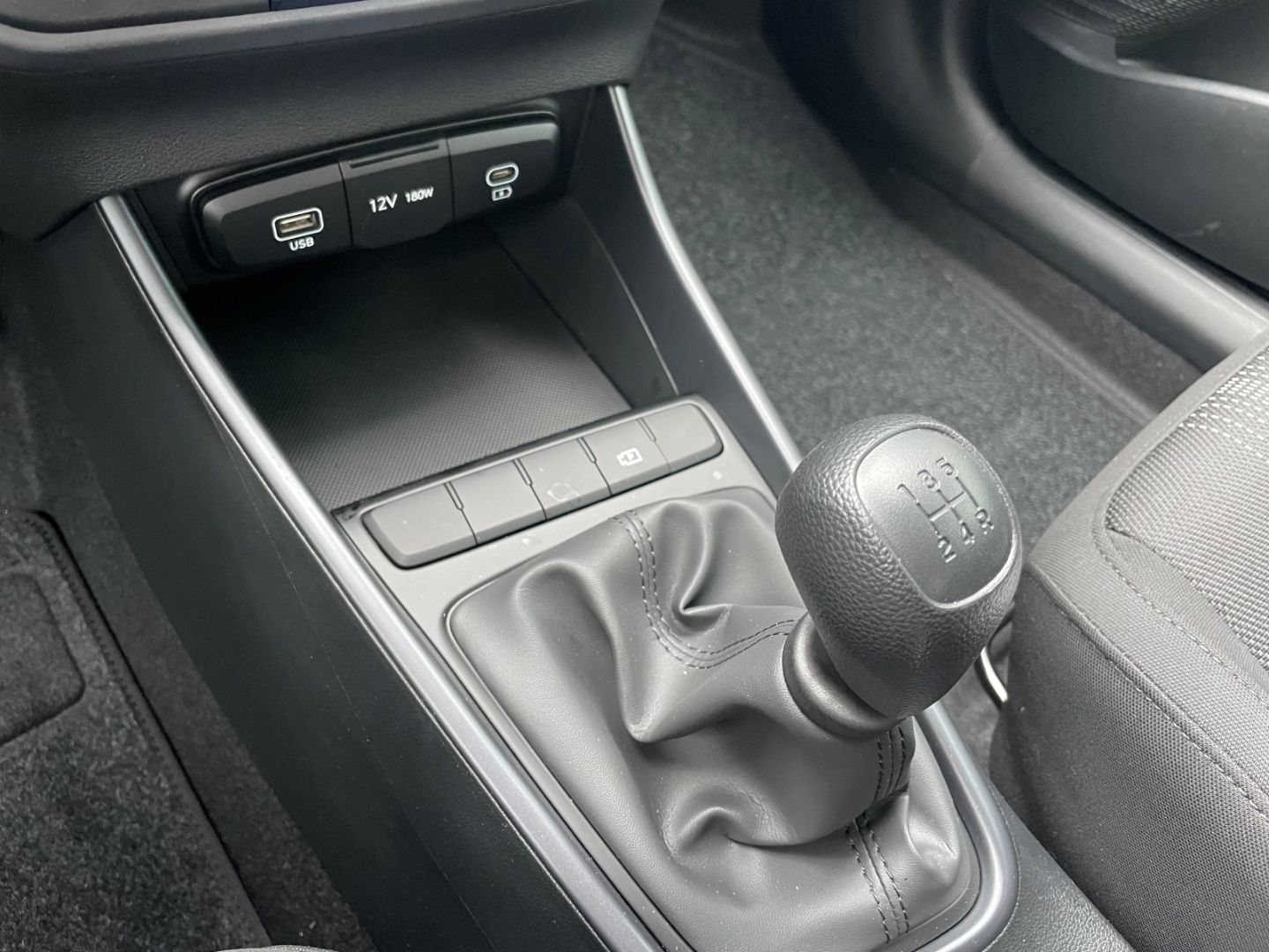 Fahrzeugabbildung Hyundai i20 Select Verkehrszeichenerk SpurhalteAss Navi