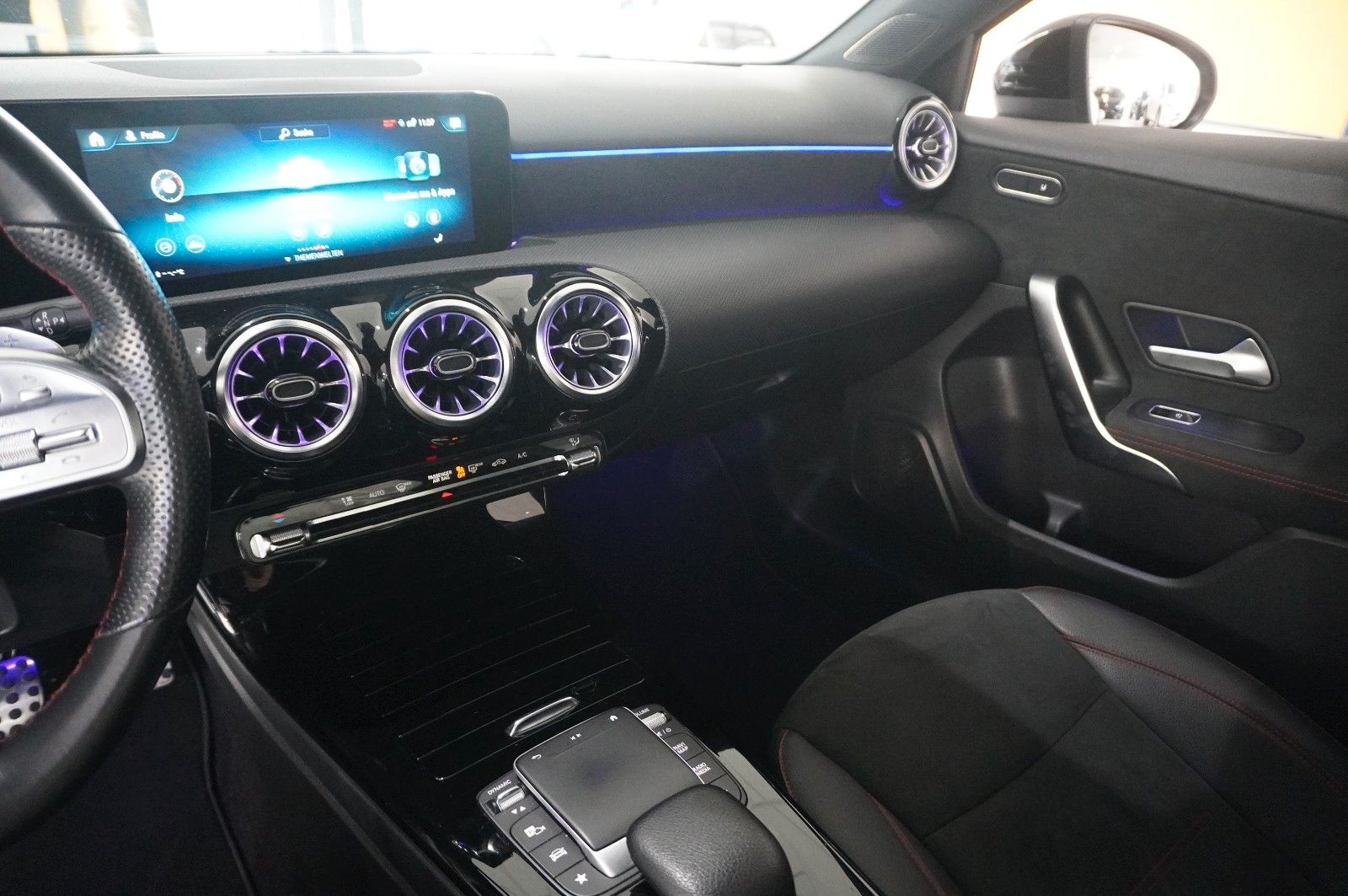 Fahrzeugabbildung Mercedes-Benz A 180 AMG LINE 7G-DCT NAVI/LED/VIRT./KAMERA/DAB+