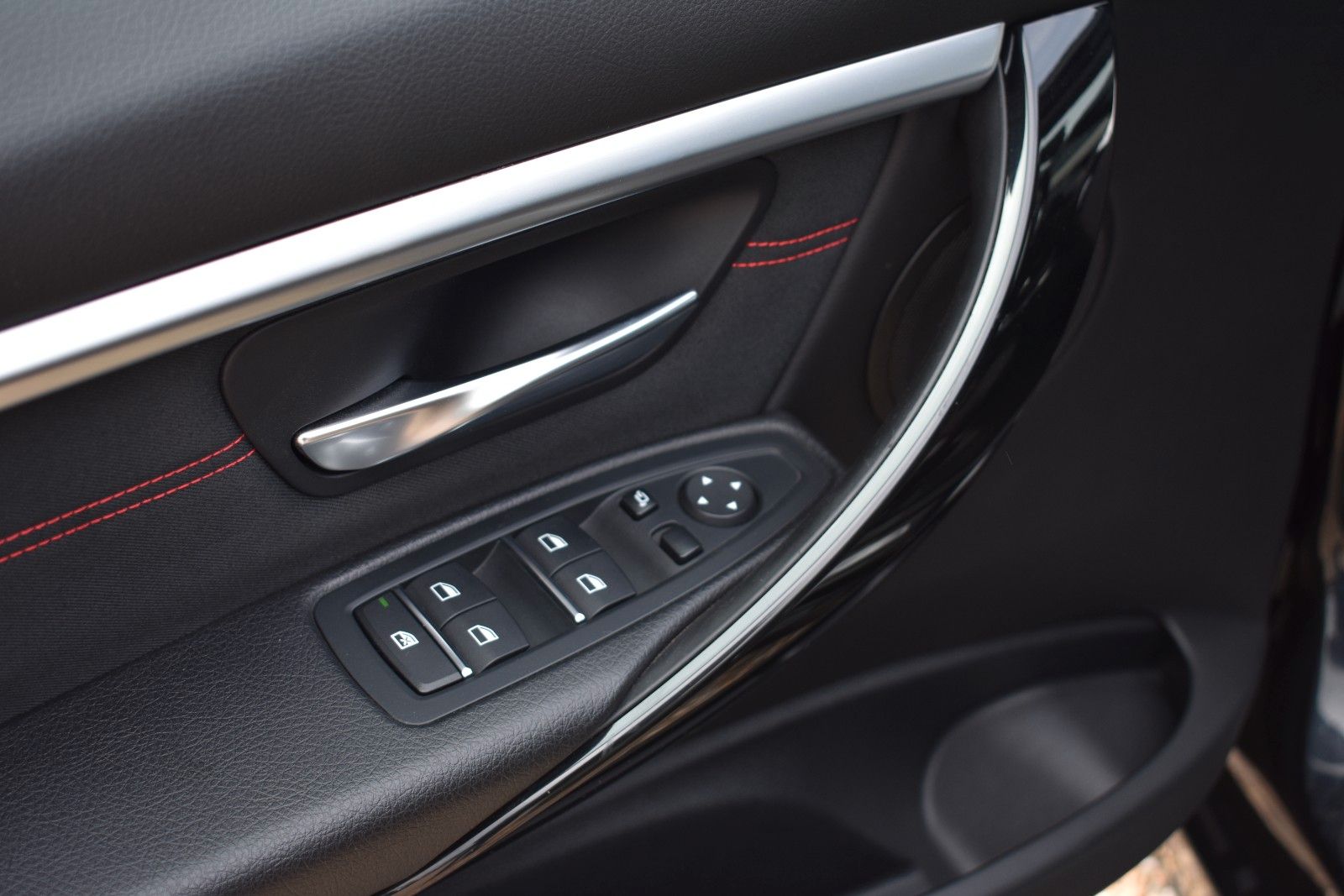 Fahrzeugabbildung BMW 320i Touring Sport Line Sportautom.AHK LED Pano