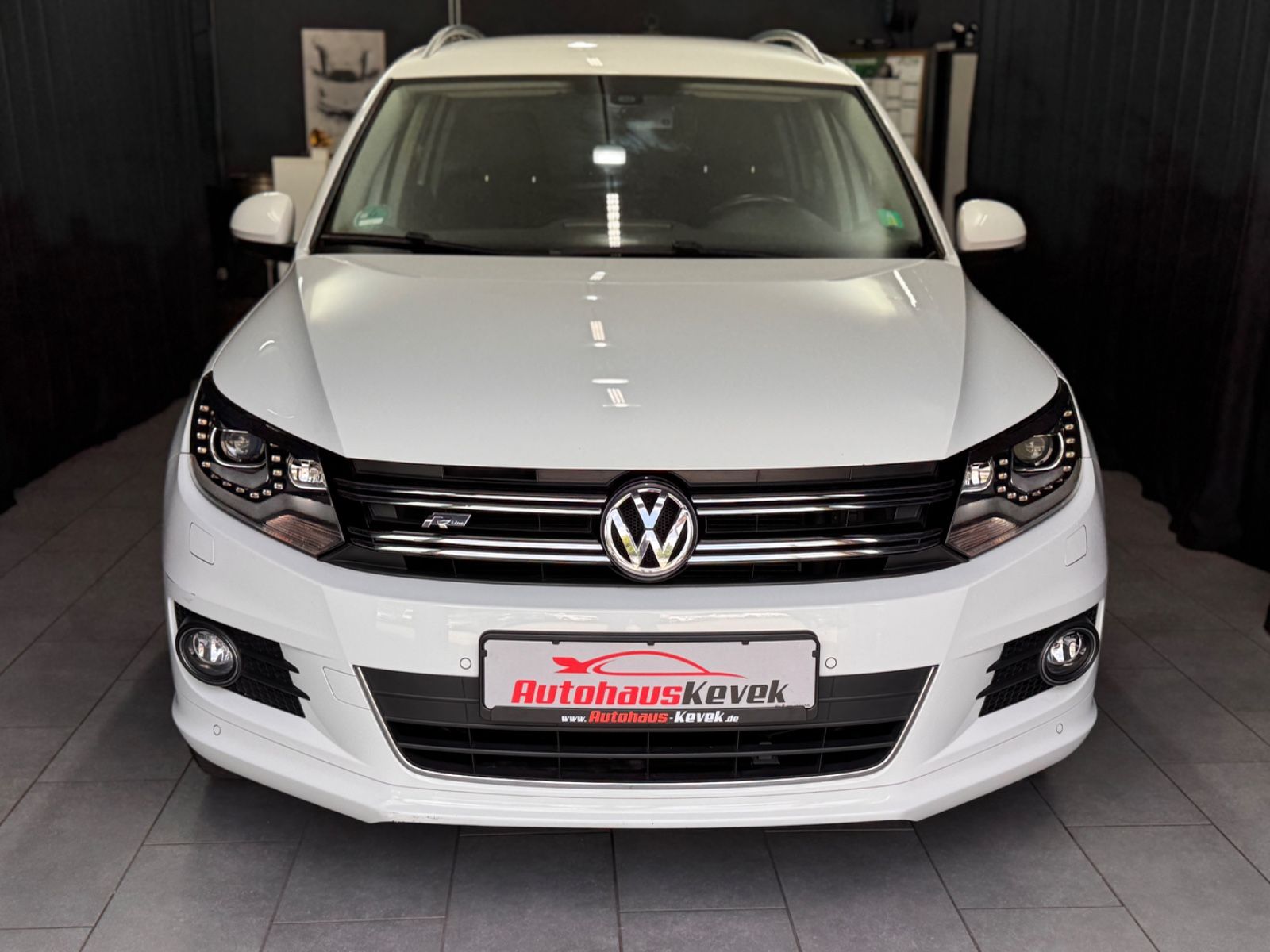 Fahrzeugabbildung Volkswagen Tiguan Sport & Style BMT 4Motion|R-LINE|DSG|NAVI