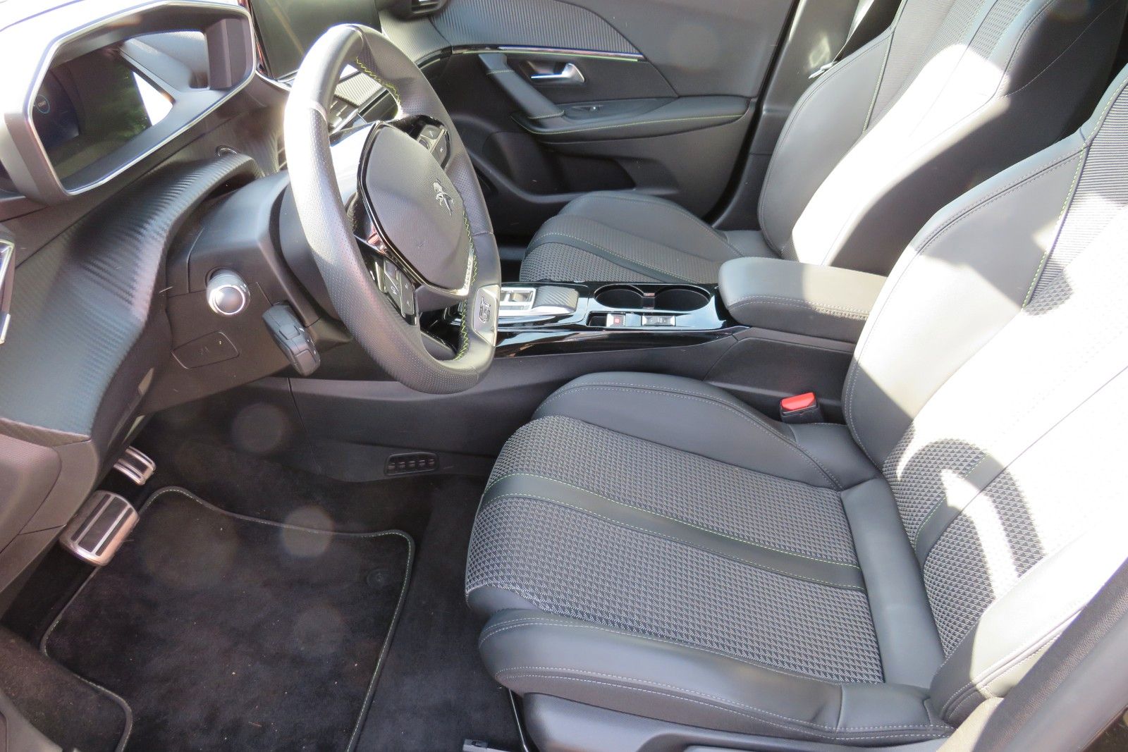 Fahrzeugabbildung Peugeot 2008 e- GT PANO NAVI KAMERA SITZH. PDC 1.HD