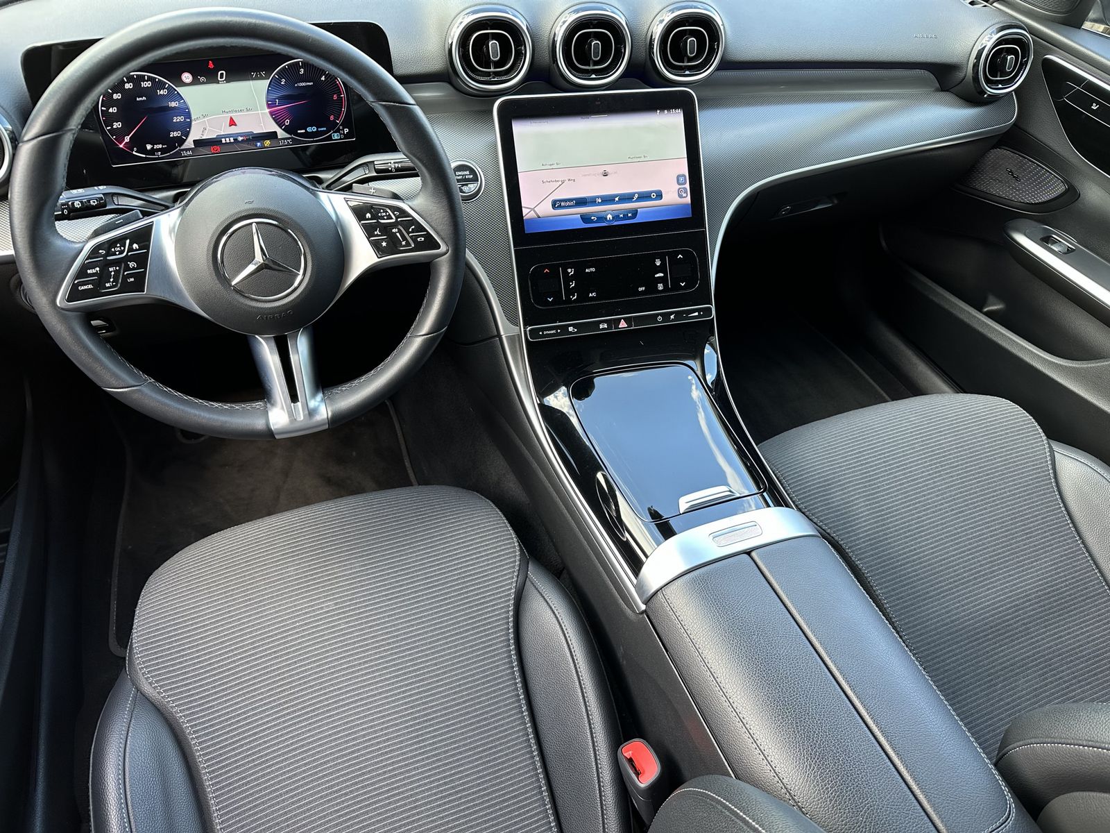 Fahrzeugabbildung Mercedes-Benz C 220d T Avantgarde NAV+LED+AHK+VCOCKPIT+CARPLAY