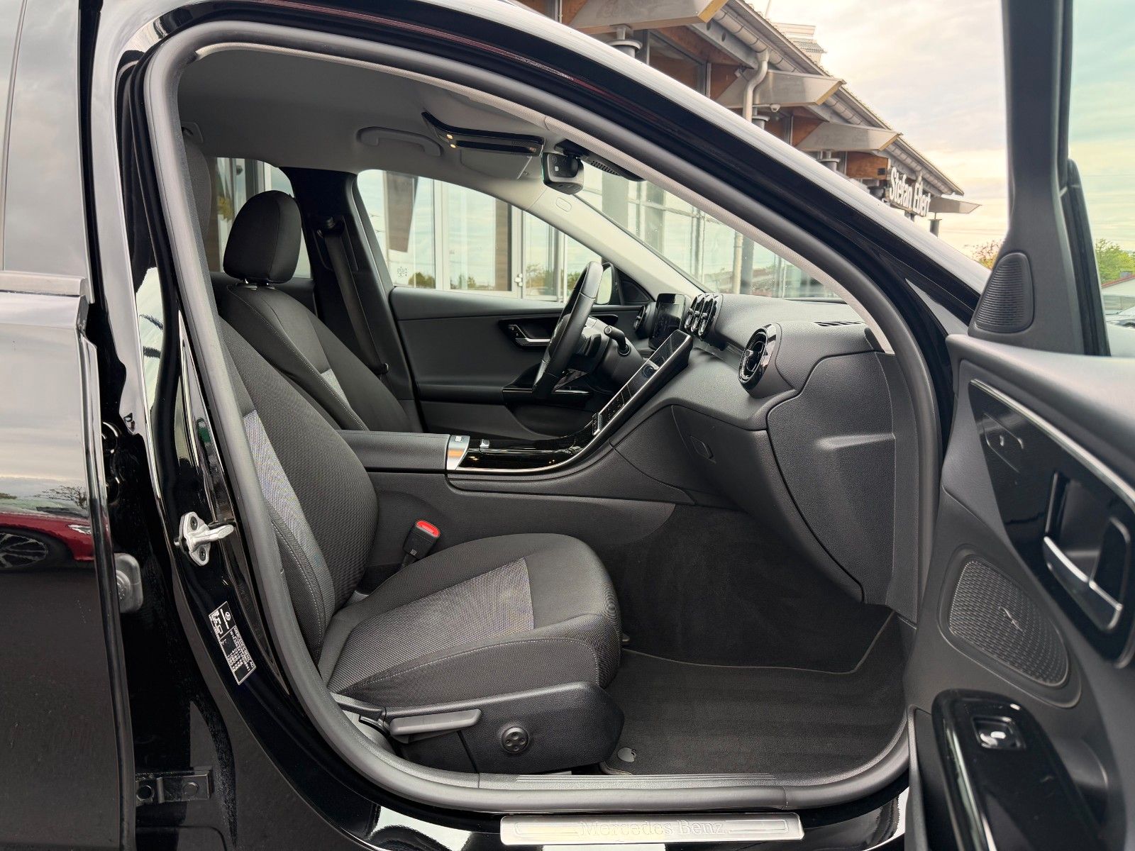 Fahrzeugabbildung Mercedes-Benz C 180 T LED+RKamera+LED+SpiegelP+EasyPack
